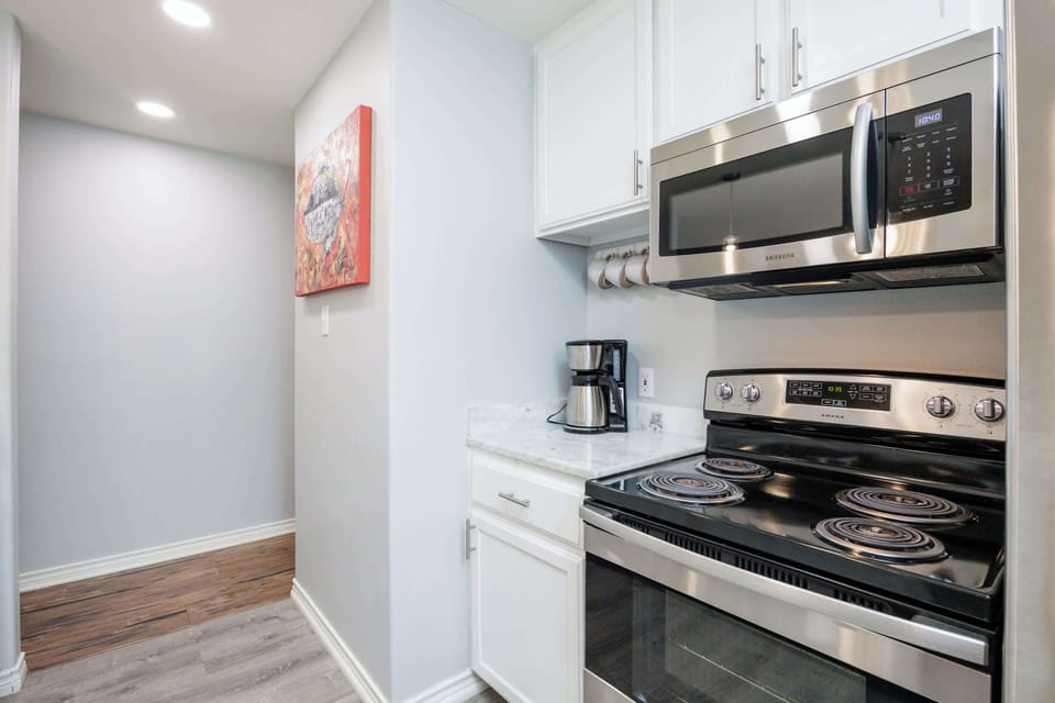 Townhome, Multiple Beds, Balcony, Pool View (Wave on Wave) | Private kitchen