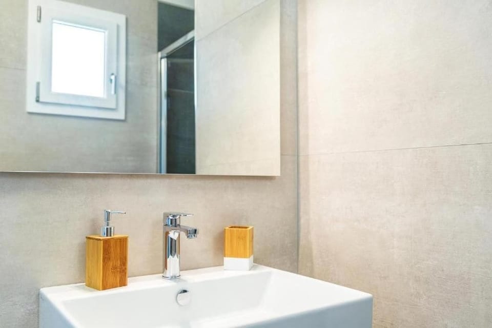 Deluxe Double Room, Pool View | Bathroom | Shower, free toiletries, hair dryer, bidet