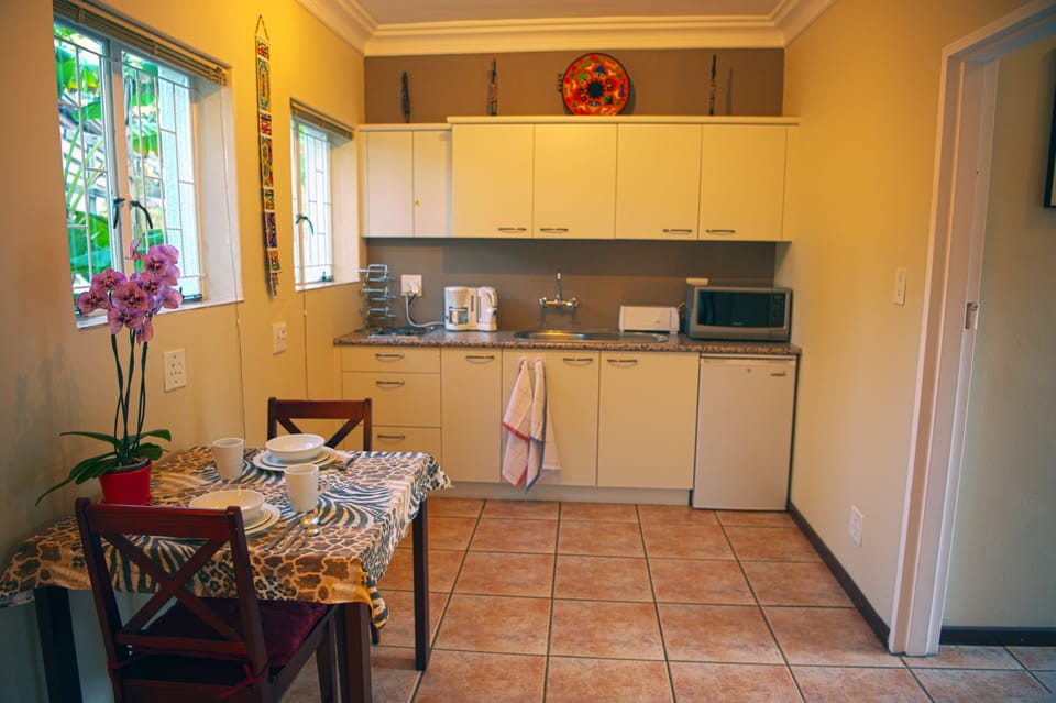 Rhino Studio Apartment | Private kitchen | Fridge, coffee/tea maker, cookware/dishes/utensils