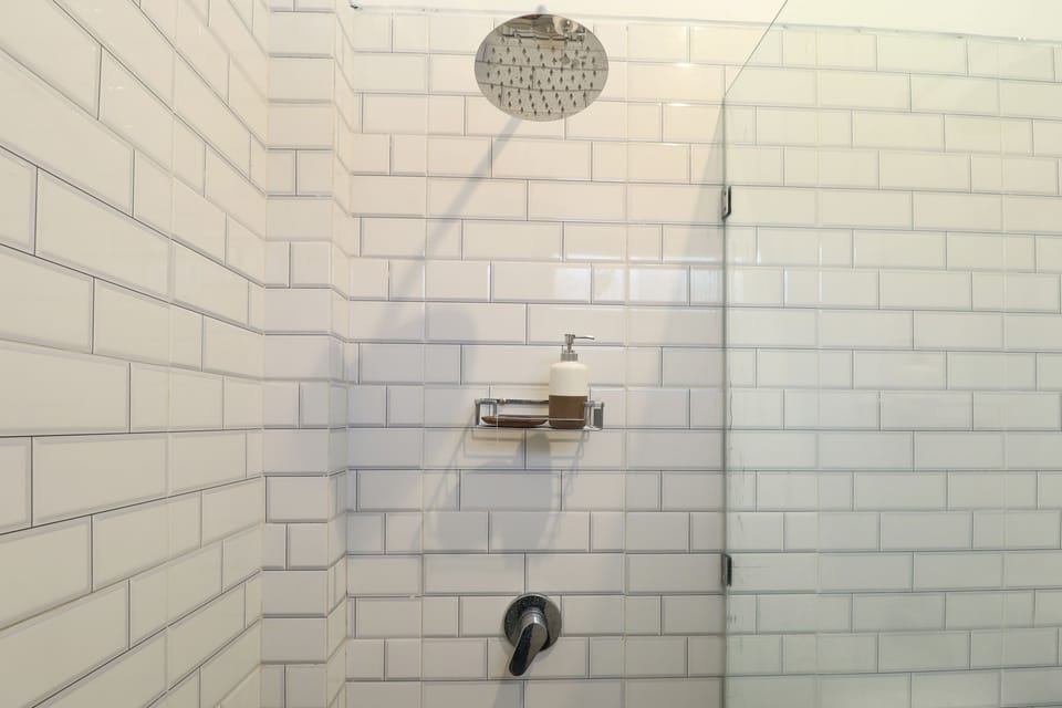 Deluxe Room | Bathroom | Shower, hydromassage showerhead, towels