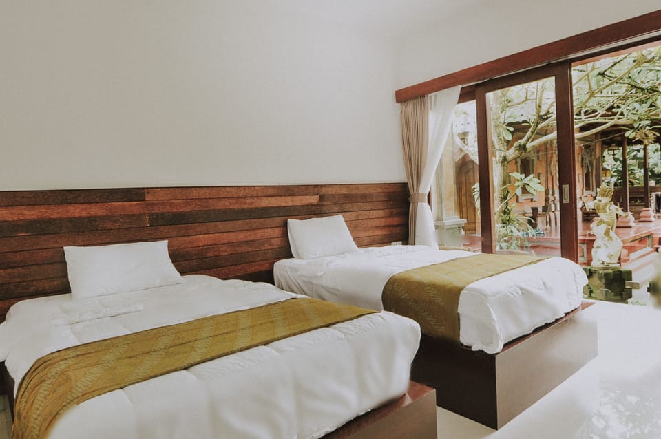 Deluxe Room | Desk, rollaway beds, free WiFi, bed sheets