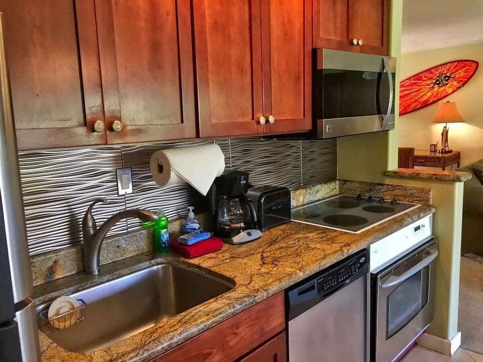 This kitchen has everything you need to cook a full meal!