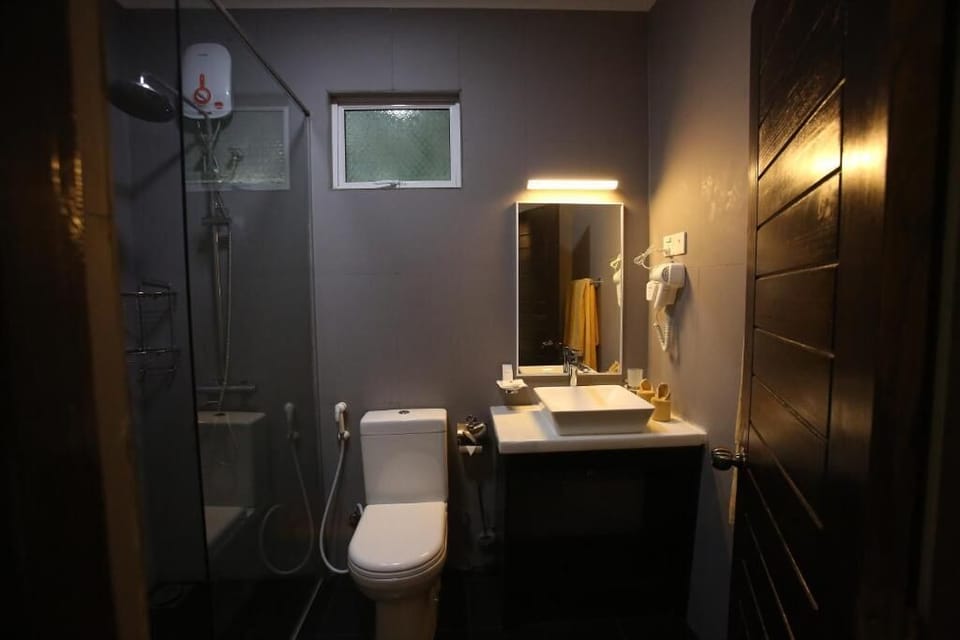 Deluxe Double Room, Garden View | Bathroom | Shower, free toiletries, hair dryer, towels