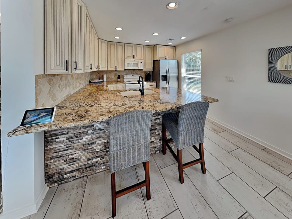 Kitchen - Countertop Seating for 2 - Second Floor