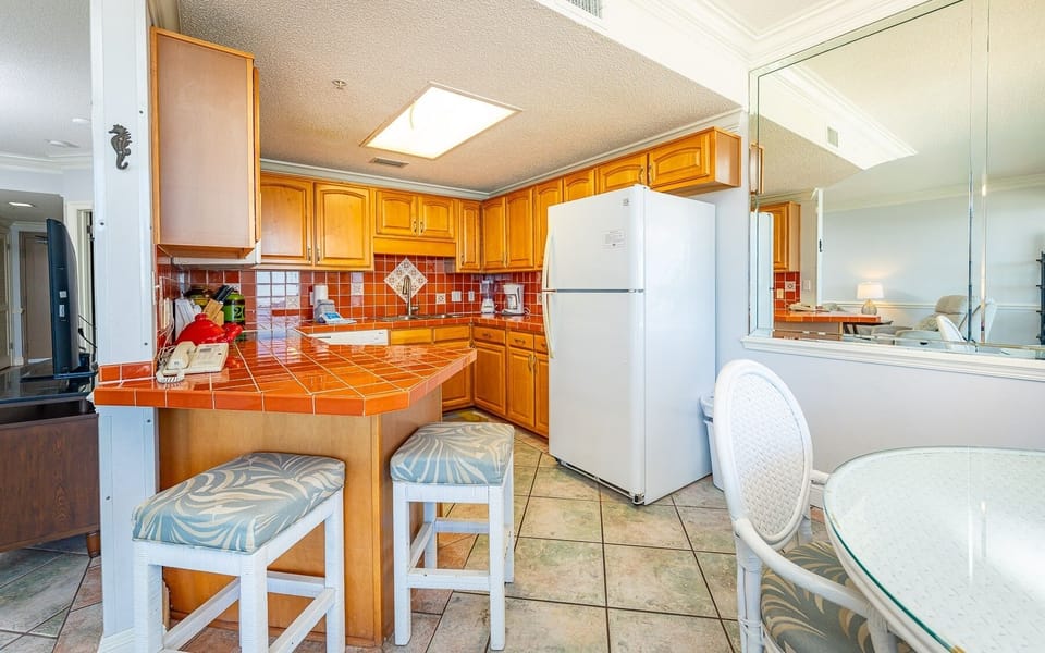 Condo, 1 Bedroom | Private kitchen | Fridge, oven, coffee/tea maker