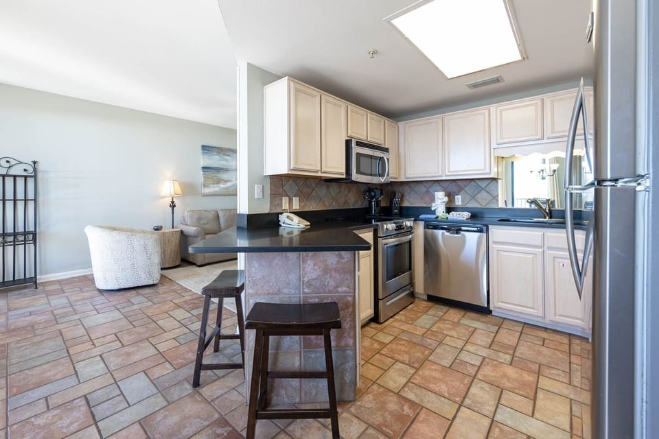 Condo, 1 Bedroom | Private kitchen | Fridge, oven, coffee/tea maker