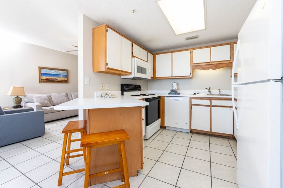 Condo, 1 Bedroom | Private kitchen | Coffee/tea maker, fridge, oven