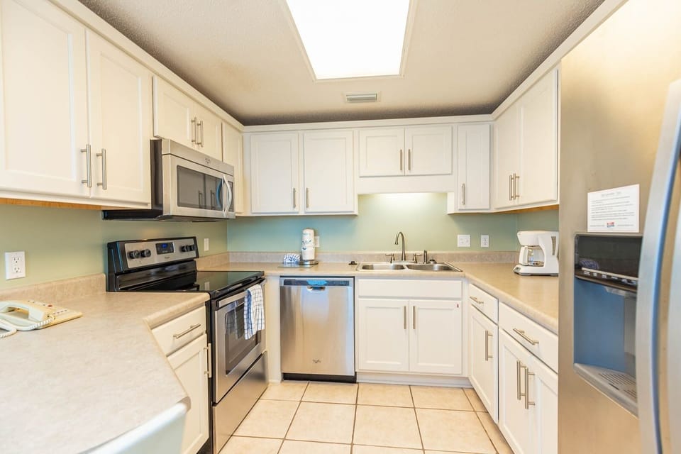 Condo, 1 Bedroom | Private kitchen | Fridge, oven, coffee/tea maker