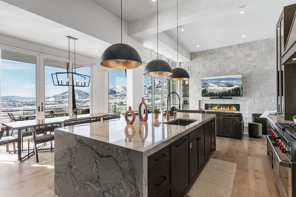 House, 6 Bedrooms | Private kitchen | Fridge, oven, coffee/tea maker