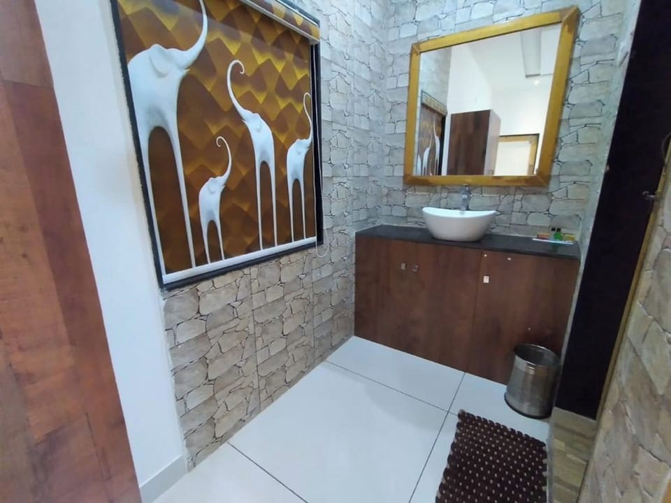 Deluxe Room, Garden View | Bathroom | Shower, rainfall showerhead, eco-friendly toiletries, bidet