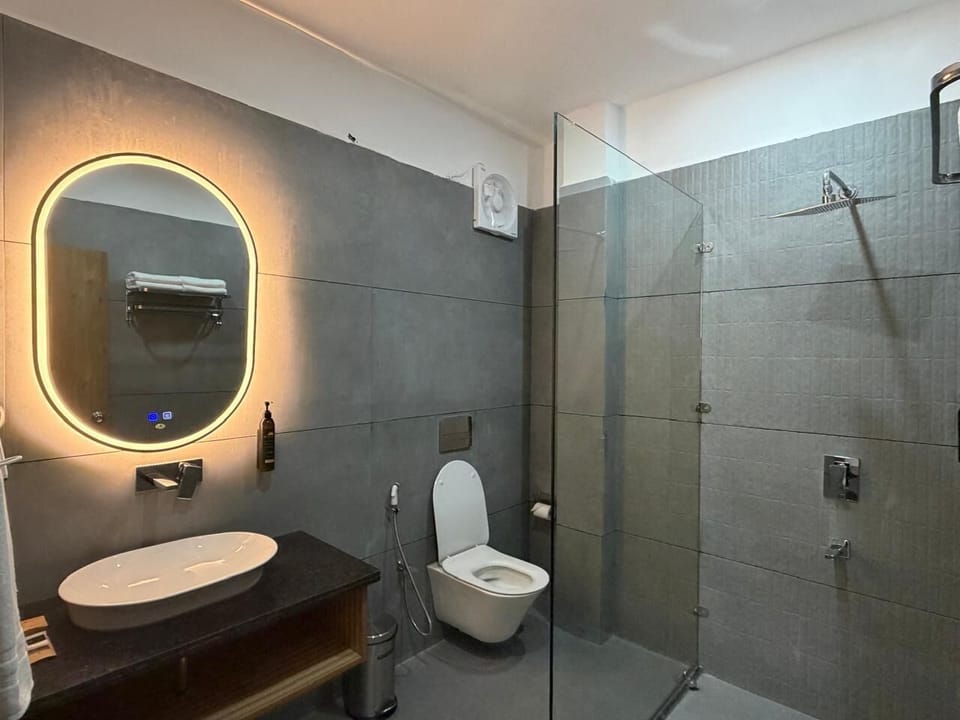 Executive Room, Balcony, Hill View | Bathroom | Shower, hair dryer, slippers, towels