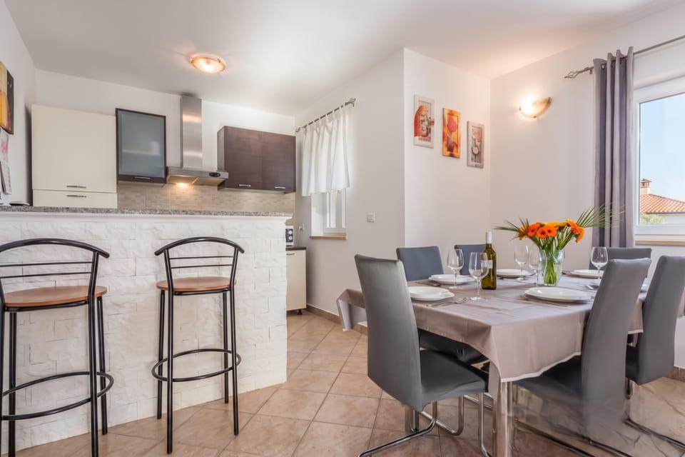 Standard House, 4 Bedrooms, Microwave (Istrian Villa Stella for 8: Pool &) | Dining