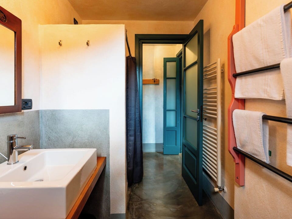 Wall, Bathroom Sink, Plumbing Fixture, Wood, Flooring, Interior Design, Bathroom, Floor, Sink, Ceiling