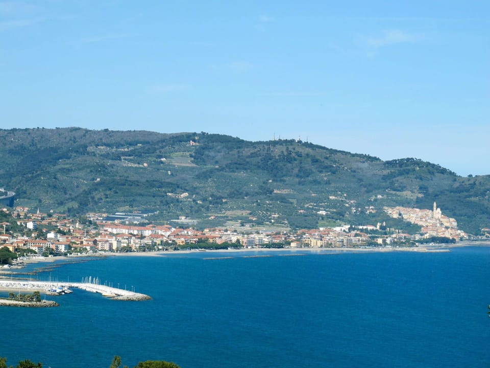 Sky, Body Of Water, Mountainous Landforms, Horizon, Coast, Hill, Coastal And Oceanic Landforms, Cloud, Mountain, Sea