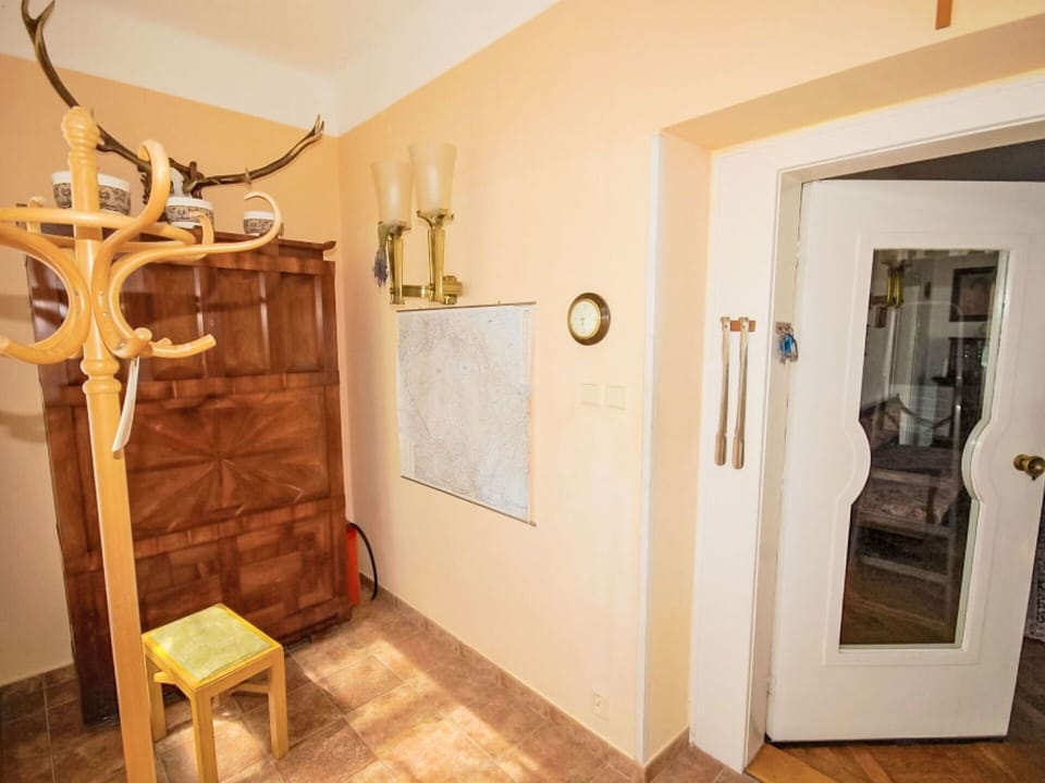 Wall, Flooring, Wood, Floor, Interior Design, Wood Flooring, Room, Wood Stain, Ceiling, Door