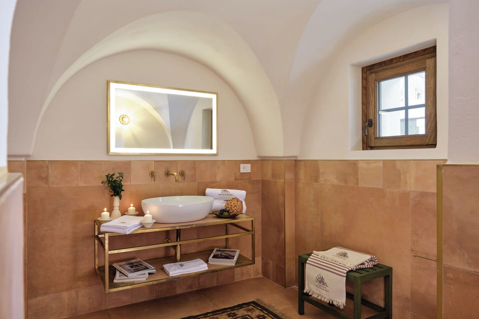 Suite | Bathroom | Shower, hair dryer, slippers, towels