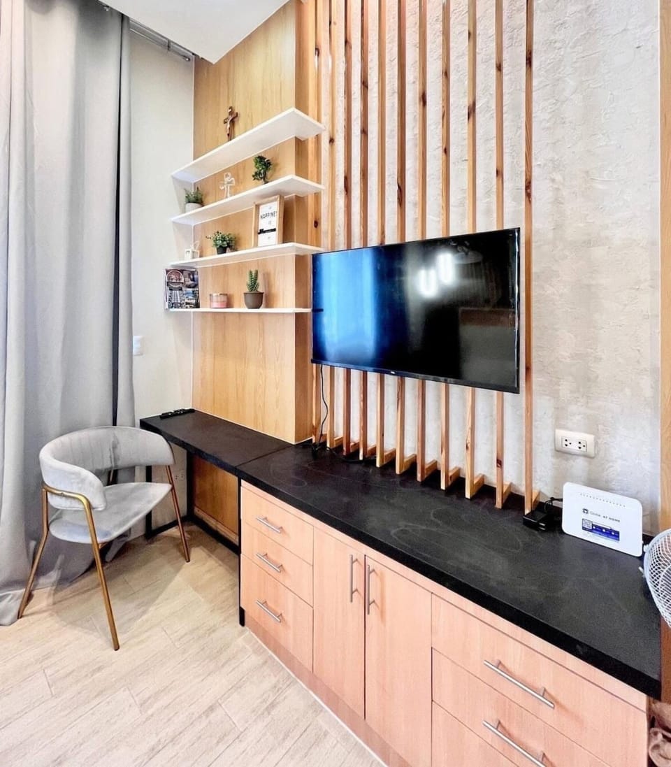 Comfort Studio, Balcony, City View | Living area | 32-inch Smart TV with digital channels