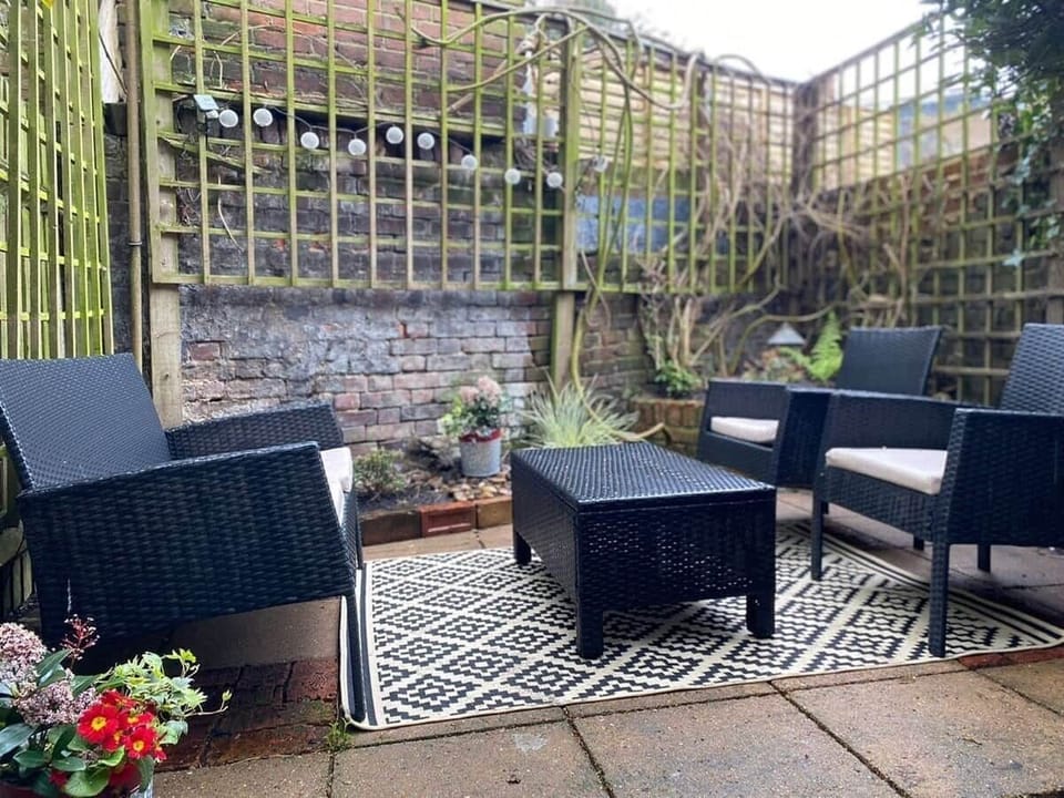 Courtyard with sitting area