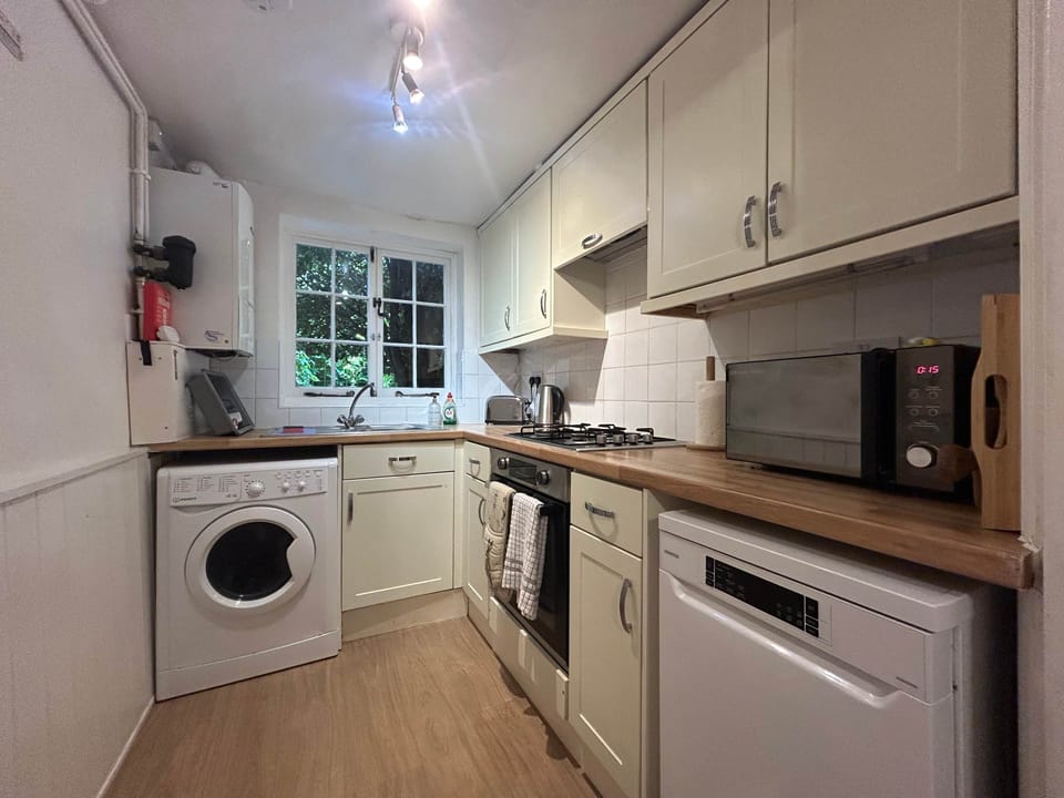 Fully equipped kitchen with dishwasher and washer/dryer