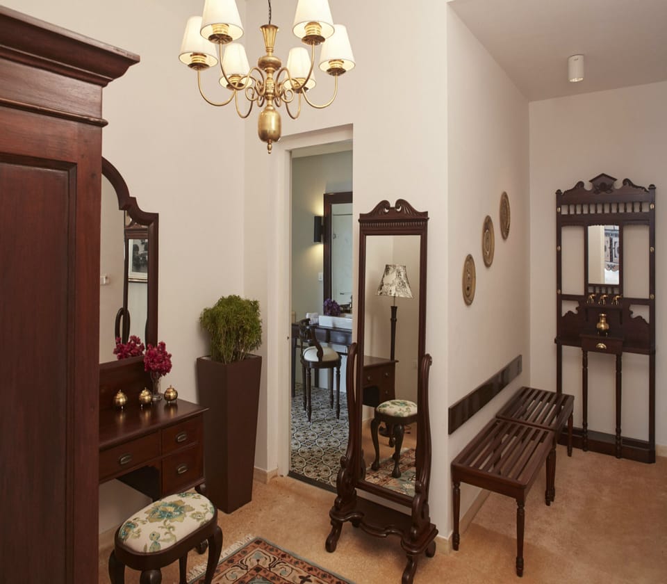 Royal Suite - Lake View | Minibar, in-room safe, individually decorated, individually furnished
