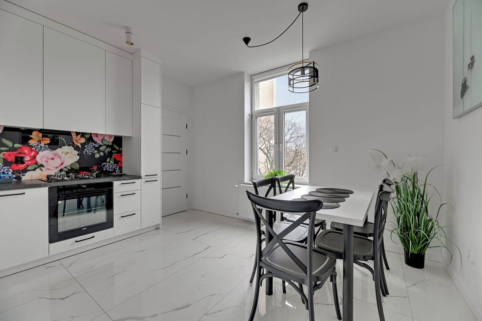 Standard Studio Suite, 1 Queen Bed with Sofa bed, Non Smoking, Private Bathroom | Private kitchen | Coffee/tea maker, electric kettle, highchair, freezer
