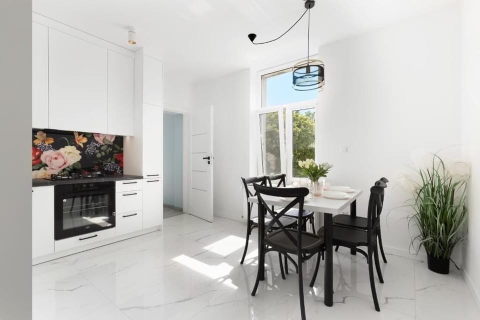 Standard Studio Suite, 1 Queen Bed with Sofa bed, Non Smoking, Private Bathroom | Dining