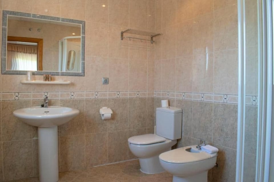 Classic Twin Room, Garden View | Bathroom | Bathtub, bidet, towels