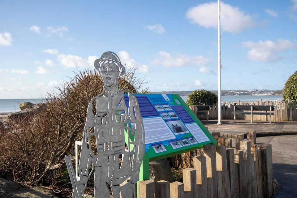Short walk from beach, parking