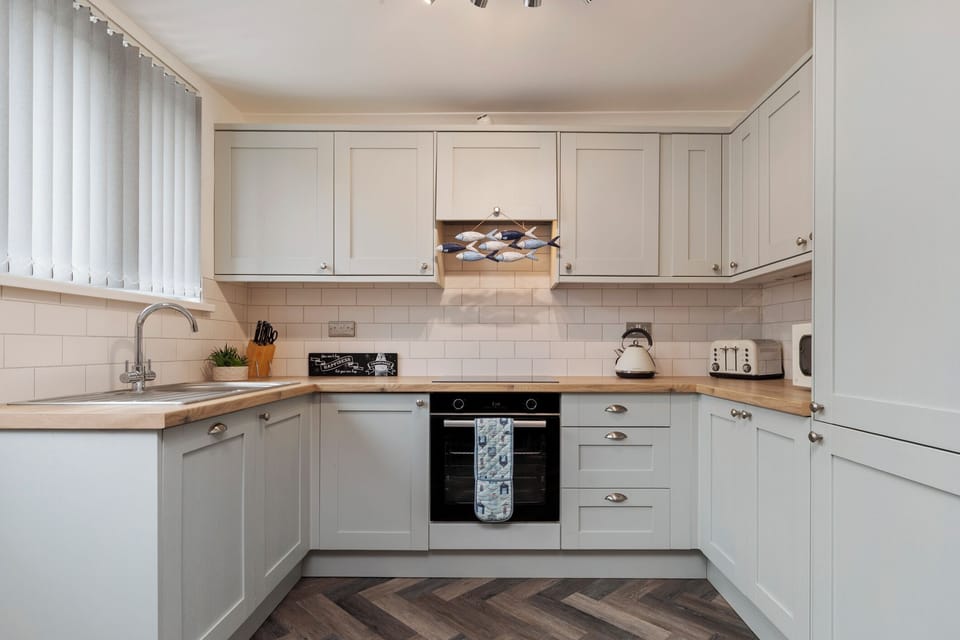 Short walk from beach, parking
