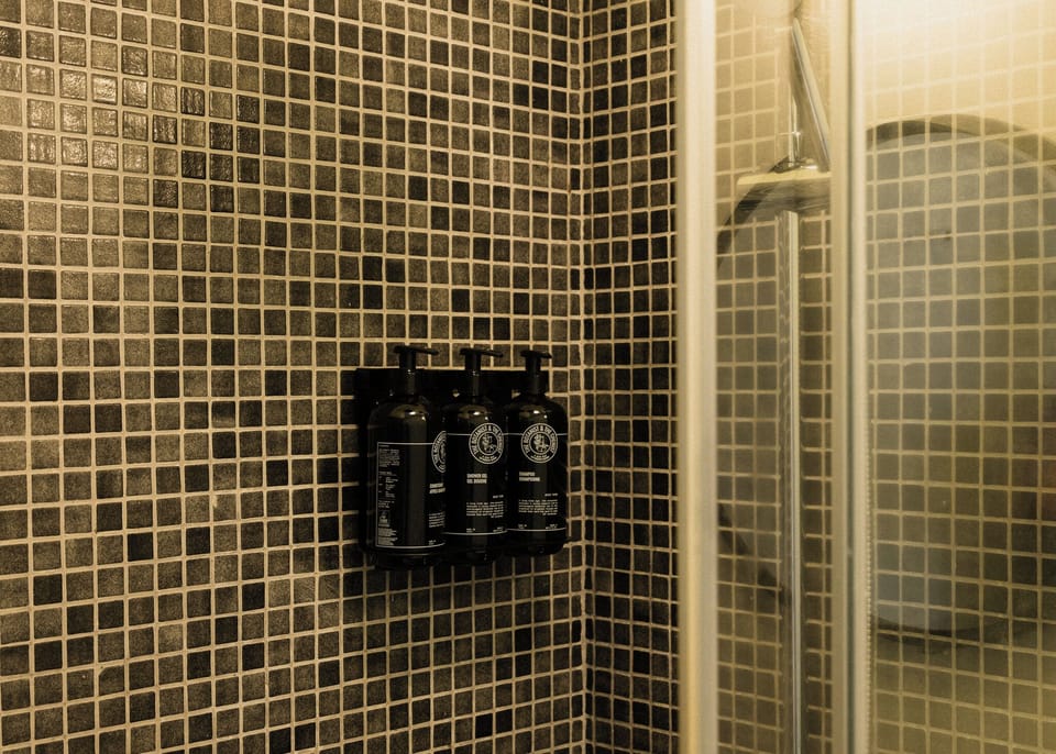 Double Room, Ensuite | Bathroom | Combined shower/tub, hair dryer, towels, soap