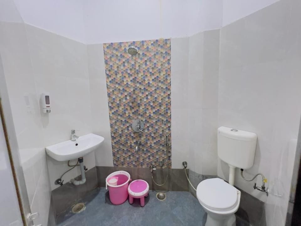 Shower, towels, soap, shampoo