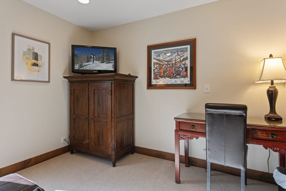 Screen, Lamp, Indoors, TV, Chair