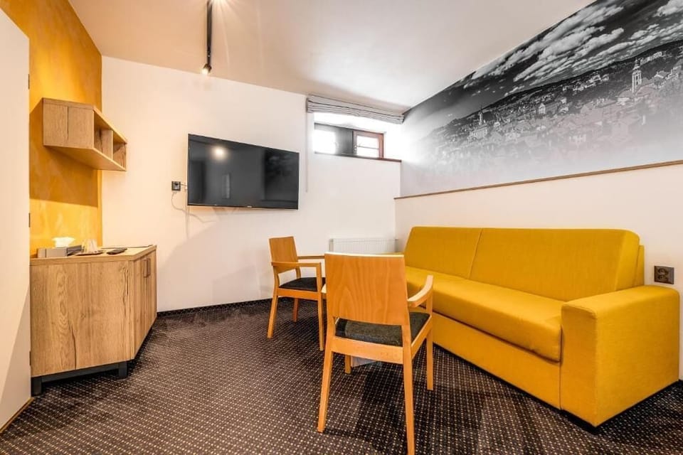 Deluxe Double Room | Living area