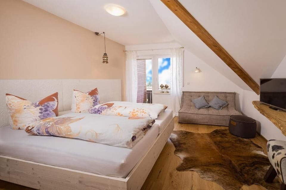 Double Room, Balcony, Lake View | Soundproofing, free WiFi, bed sheets