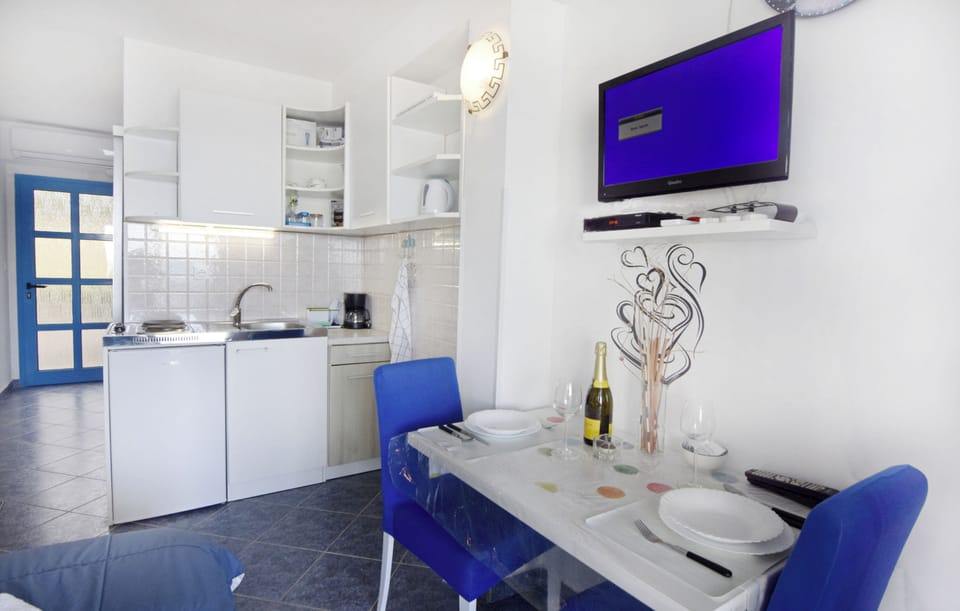 Studio, 1 Bedroom, Terrace, Ocean View | Dining room