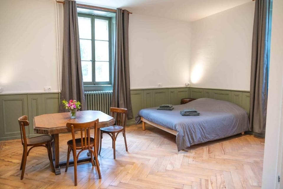 Family Room, Garden View | Bed sheets, wheelchair access