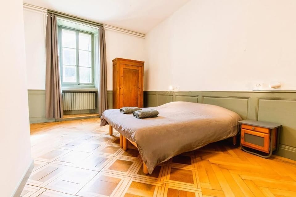 Bed sheets, wheelchair access