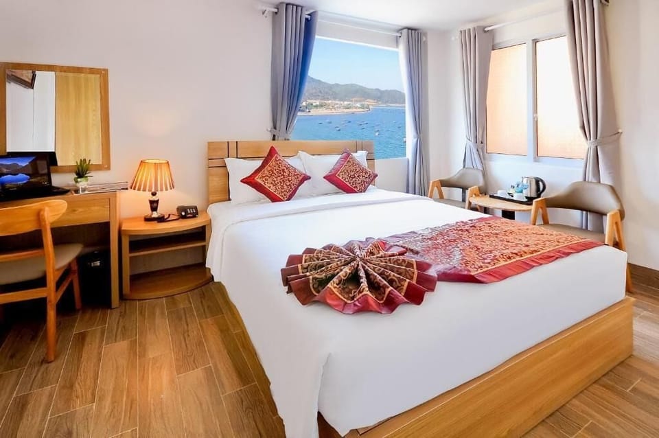 Deluxe Double Room, Sea View | In-room safe, soundproofing, free WiFi, wheelchair access