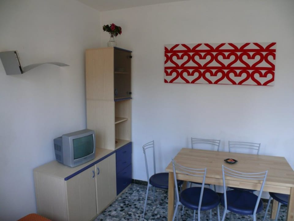 Apartment, 1 Bedroom, Patio, Garden View | Dining room