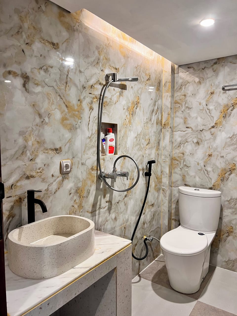 Deluxe Duplex, Pool View | Bathroom | Bathrobes, slippers