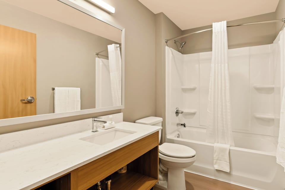 Combined shower/tub, towels, soap, shampoo