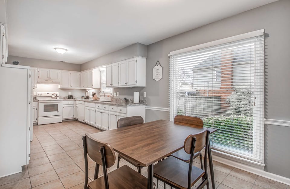 Full kitchen 