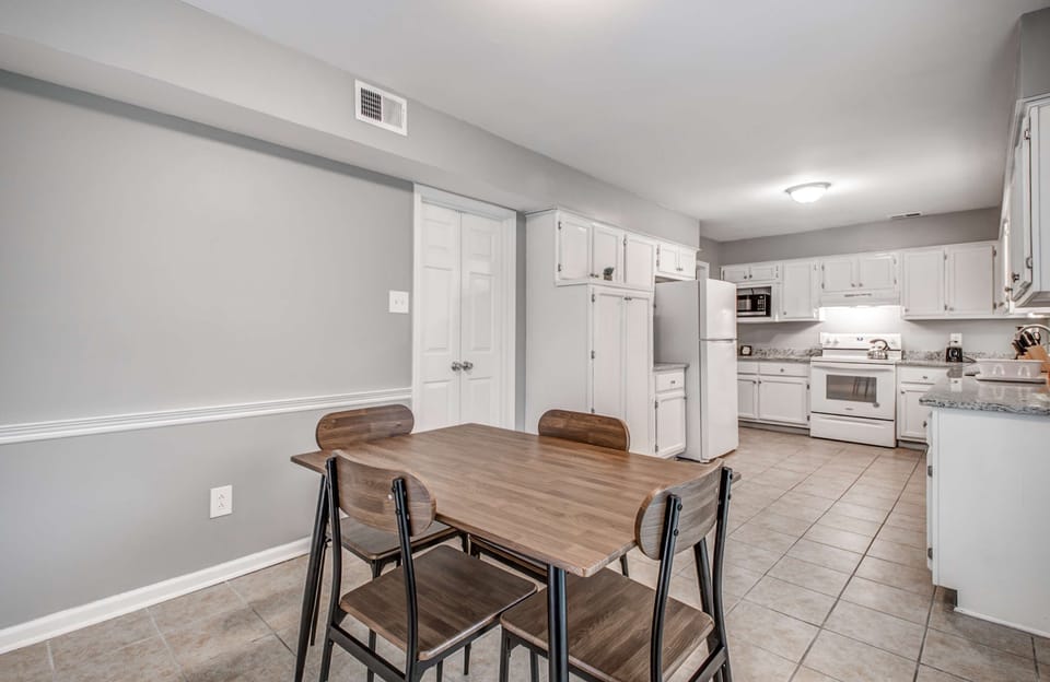 Full kitchen 