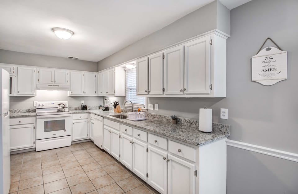 Full kitchen 