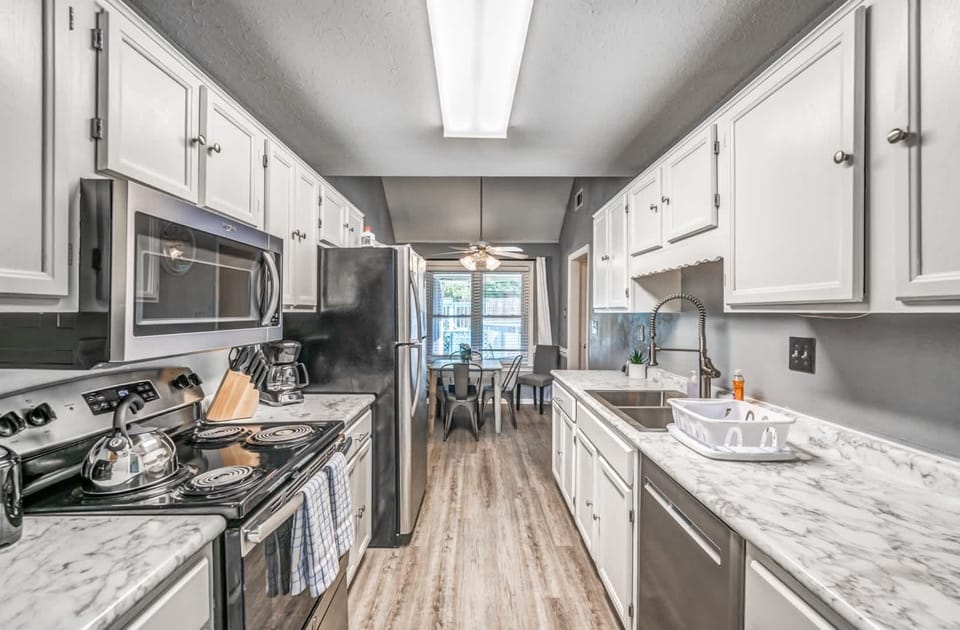 Full kitchen 