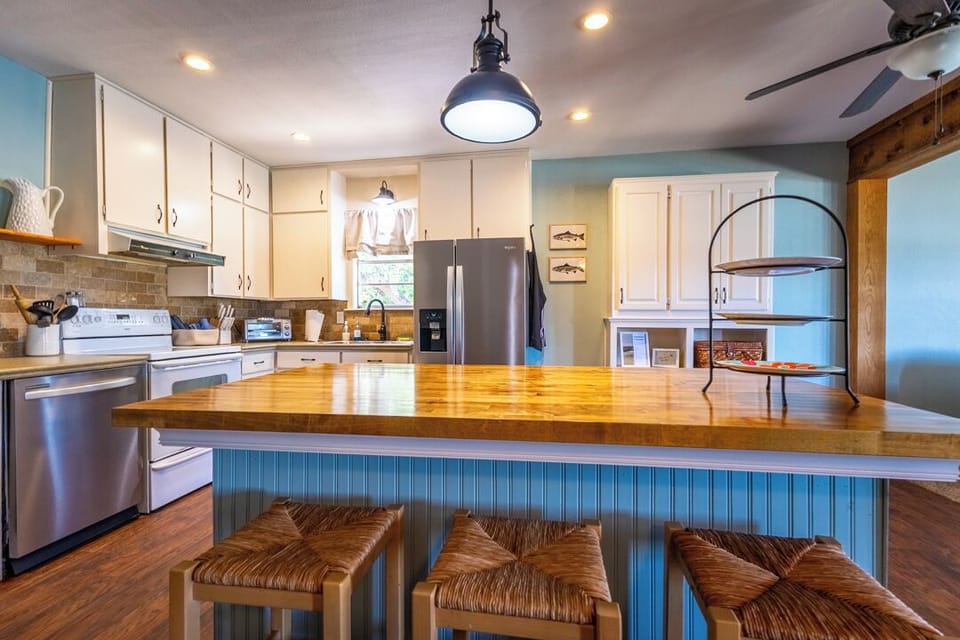 Kitchen island with 3 stools