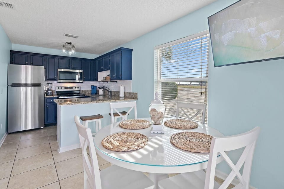 Condo, 1 Queen Bed with Sofa bed (Summerspell 101- Beach Life) | Private kitchen