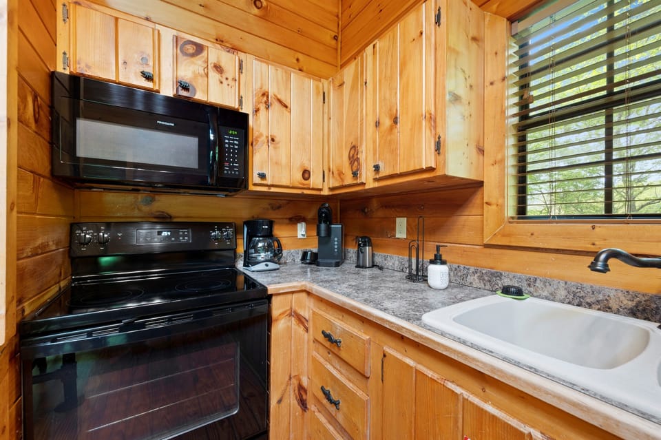 Kitchen sink, dishwasher, and ample counter space