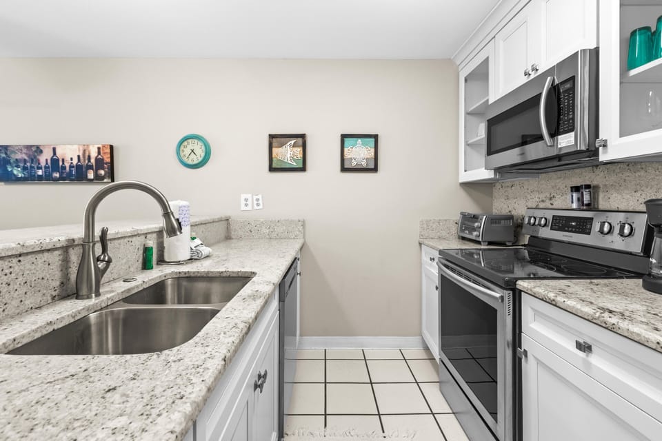 Condo, 1 Queen Bed with Sofa bed (Tradewinds Condominium #25) | Private kitchen | Oven, toaster