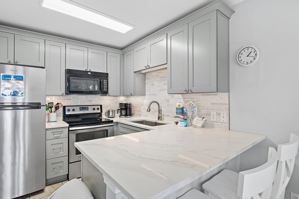 Condo, 1 Queen Bed with Sofa bed (Summerspell 306) | Private kitchen | Oven, toaster
